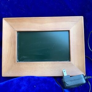 Digital Photo Frame Tabletop/Wall Hanger 9”x 6” 5-Button Control Plug In Adapter